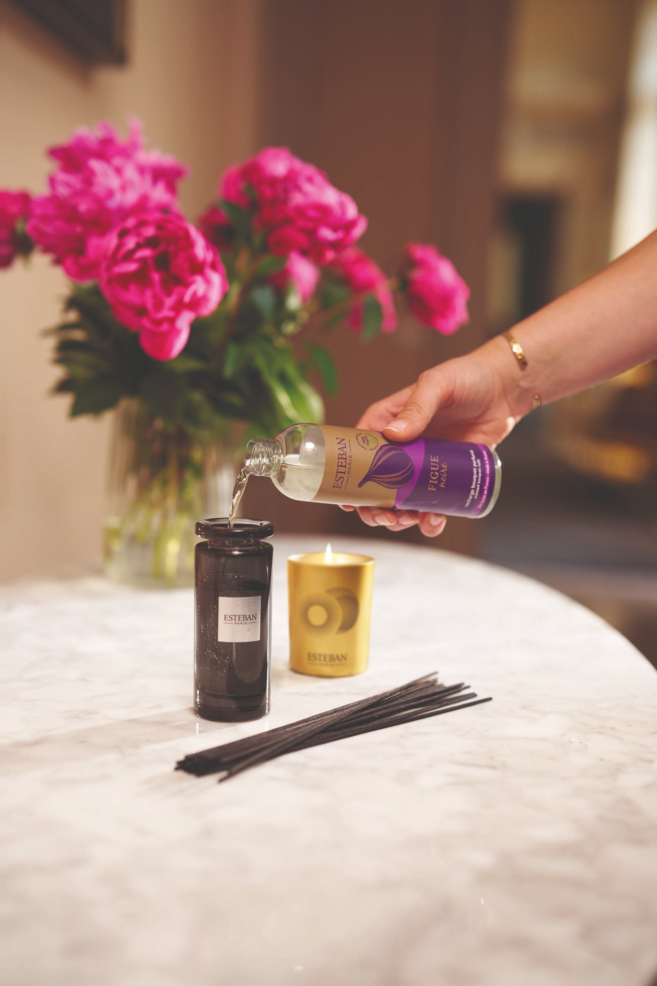 Recharge de parfum d’intérieur Esteban Paris Parfums dans un diffuseur à bâtonnets