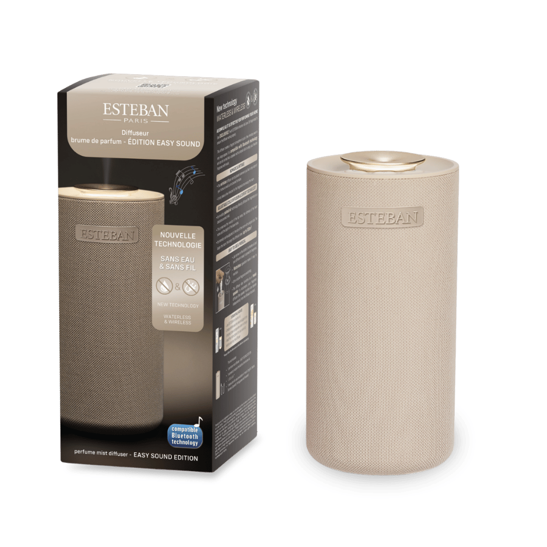 Diffuseur de parfum Esteban Paris Easy Sound Edition, brume de parfum sans eau et sans fil avec technologie Bluetooth intégrée, présenté avec son coffret et son habillage textile beige