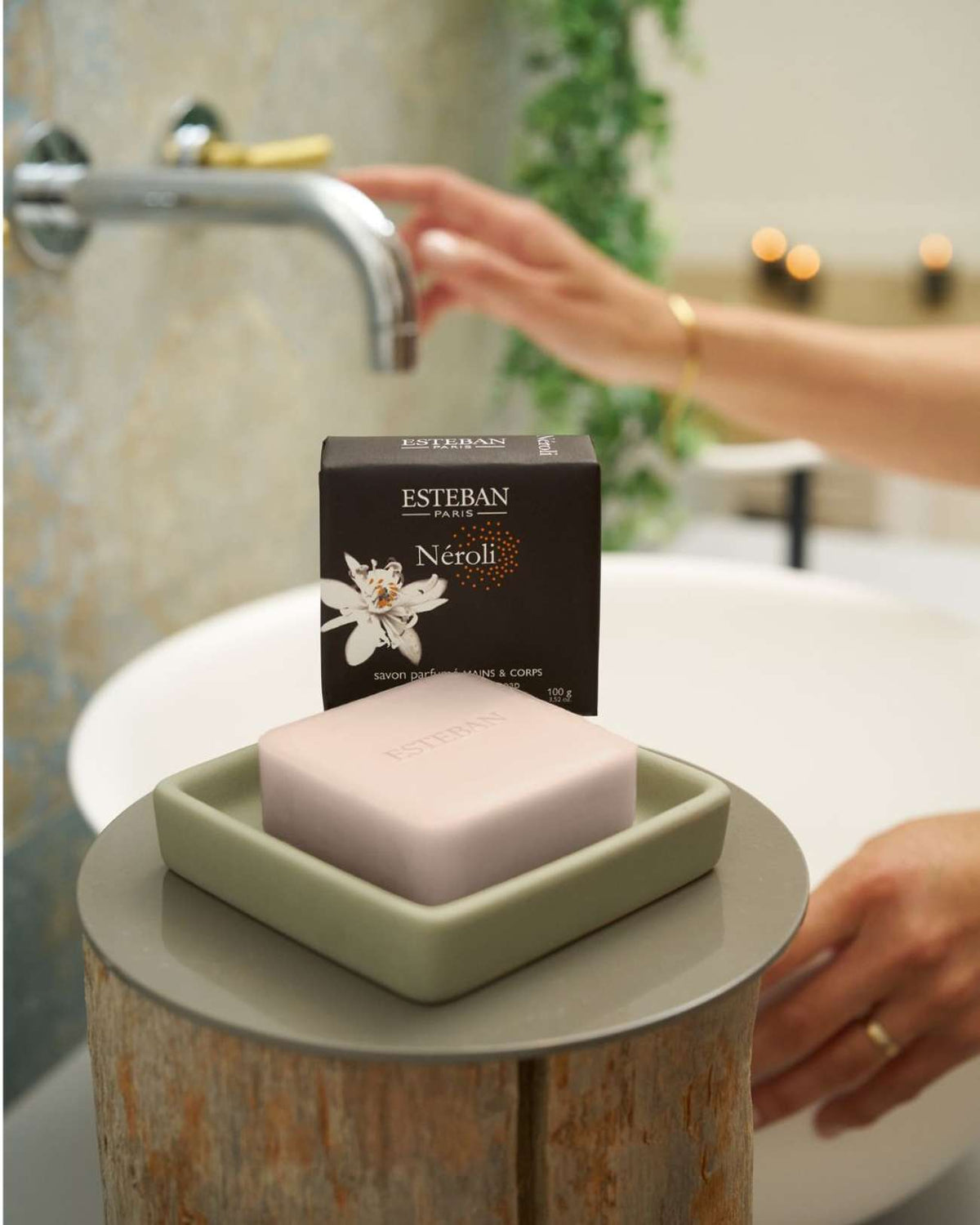 Savon parfumé mains et corps Esteban Paris Néroli, pain de savon solide présenté sur un porte-savon vert sauge avec son étui, dans un univers salle de bain raffiné