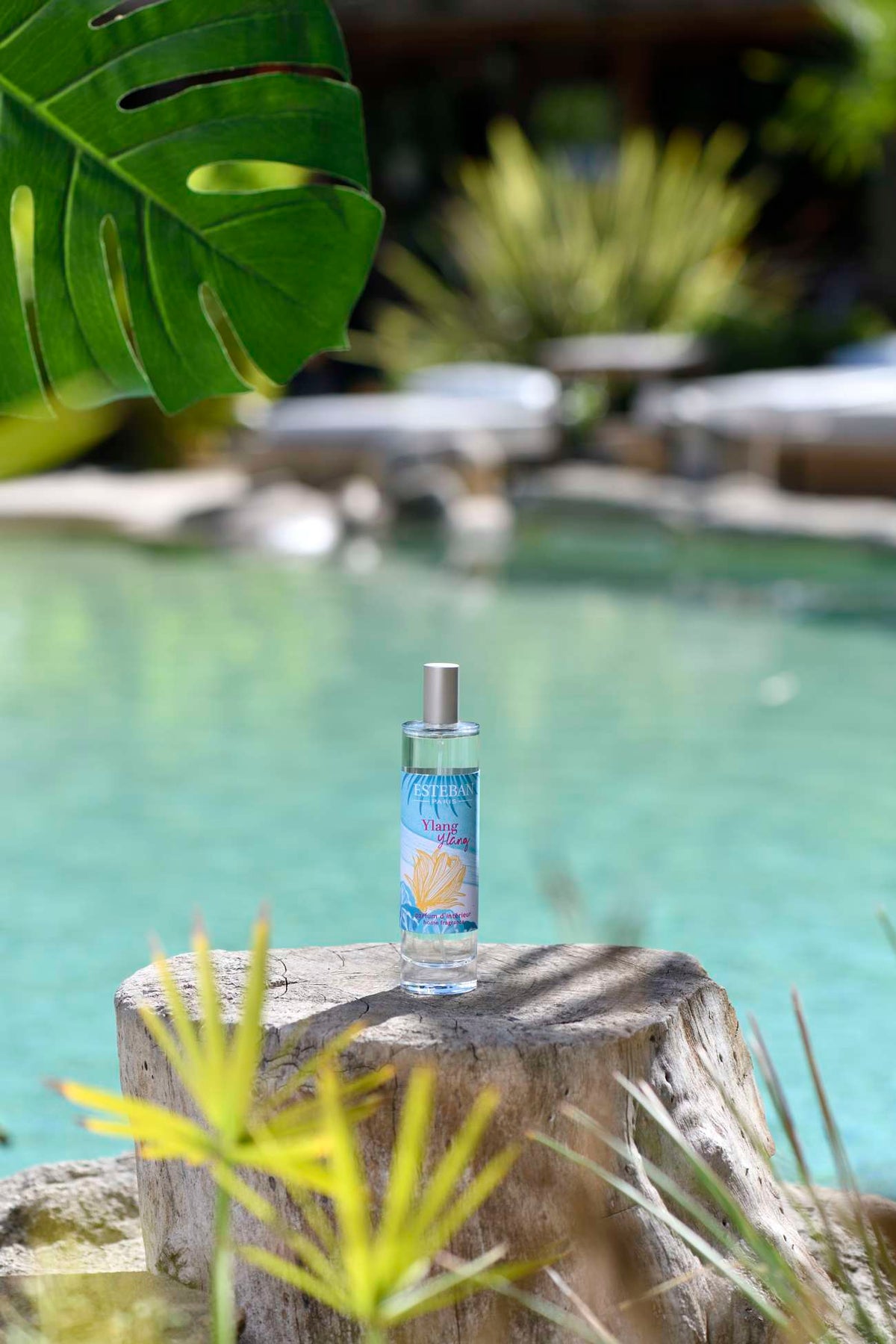 Parfum d’intérieur Ylang Ylang Estéban Paris dans un décor tropical