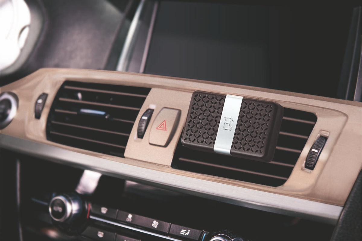 Diffuseur de parfum pour voiture Esteban Paris, clip de ventilation noir avec finition argentée et motif ajouré, conçu pour parfumer l’habitacle du véhicule